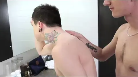 Jake Bass et Jimmy Little se rafraîchissent sous la douche