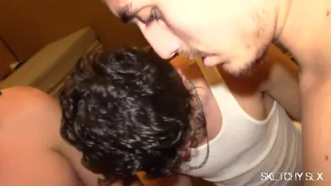 CUMDUMPS À LA PORTE