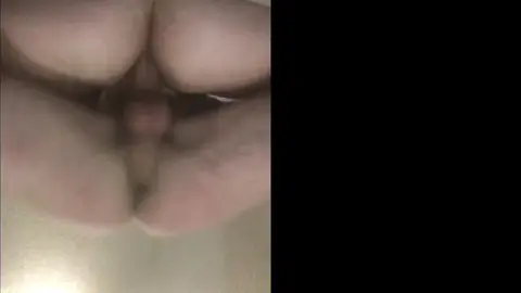 INSÉMINÉ ET COUVERT DE CRACHATS