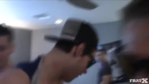 POTE AU CUL MUSCLÉ