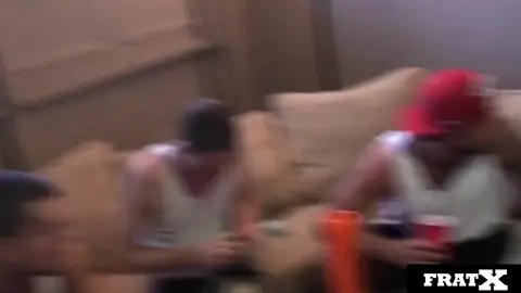 GANGBANG À 8 MECS !