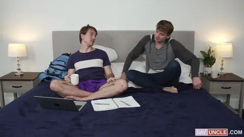 Un Footjob Va Aider Mon Beau-Frère à Réviser