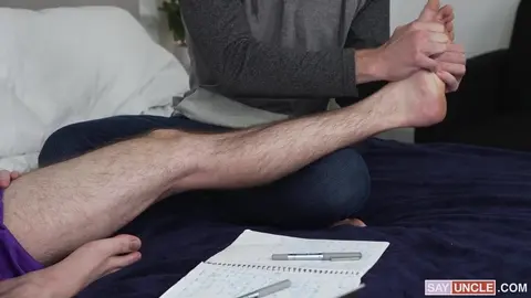Un Footjob Va Aider Mon Beau-Frère à Réviser