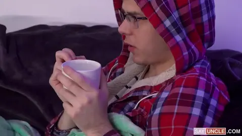 Action ou Vérité : Défonce-moi le cul ou avoue si tu veux sucer ma bite