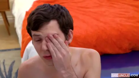 Le sportif douche le visage du twink intello de son sperme après une baise torride
