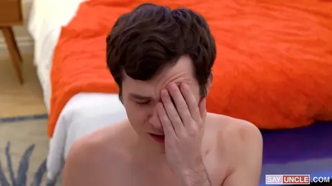 Le sportif douche le visage du twink intello de son sperme après une baise torride