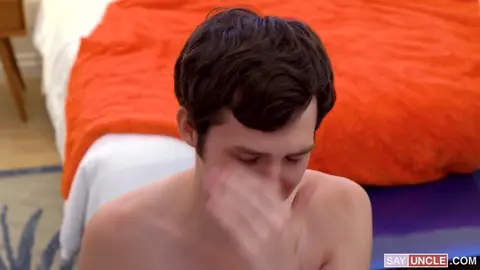 Le sportif douche le visage du twink intello de son sperme après une baise torride