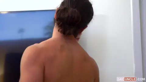 Le sportif douche le visage du twink intello de son sperme après une baise torride