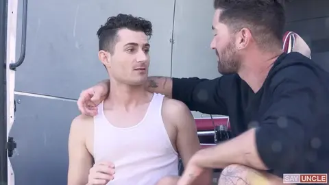 Le demi-frère est jaloux