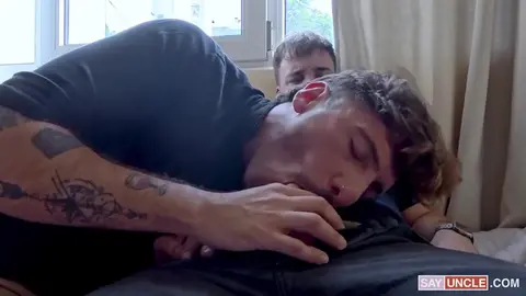 Seul avec un inconnu curieux (les débuts d’Ivo Rossi chez SayUncle)