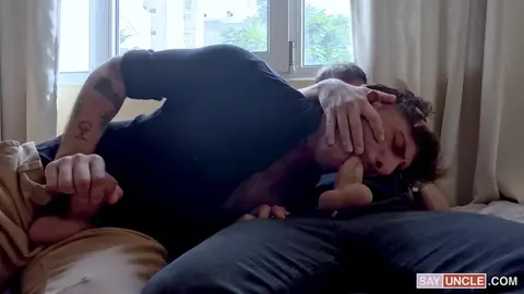 Seul avec un inconnu curieux (les débuts d’Ivo Rossi chez SayUncle)