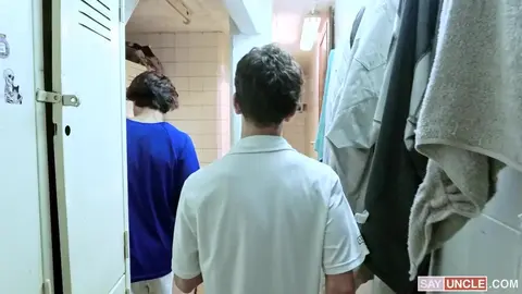« Mieux que ma copine ! » — Du plaisir secret dans les vestiaires après l’entraînement de foot