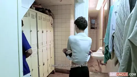 « Mieux que ma copine ! » — Du plaisir secret dans les vestiaires après l’entraînement de foot