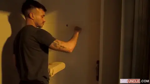 Service en chambre : avez-vous commandé une grosse queue accompagnée de sperme ?