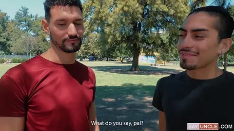 De séduisants inconnus dans le parc