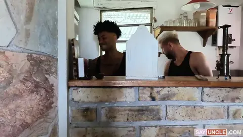 Un plan à trois au petit déjeuner