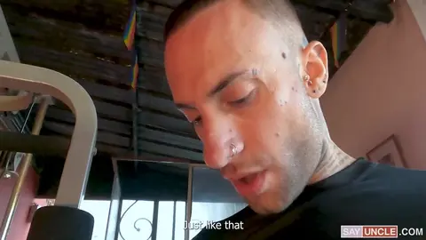 Deux beaux mecs entraînent leurs bites ensemble