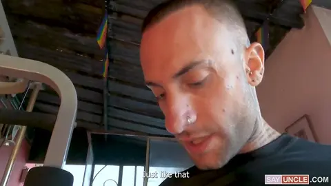 Deux beaux mecs entraînent leurs bites ensemble