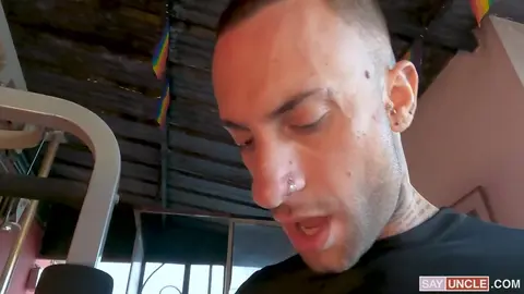 Deux beaux mecs entraînent leurs bites ensemble