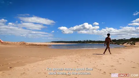 Après avoir baisé son ami gay, un hétéro laboure un étalon noir sur la plage