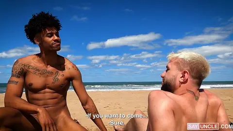 Après avoir baisé son ami gay, un hétéro laboure un étalon noir sur la plage
