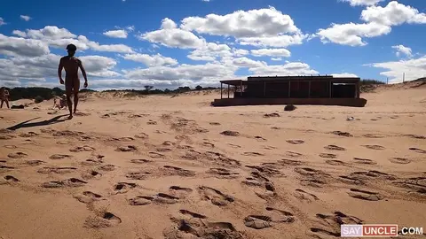 Après avoir baisé son ami gay, un hétéro laboure un étalon noir sur la plage