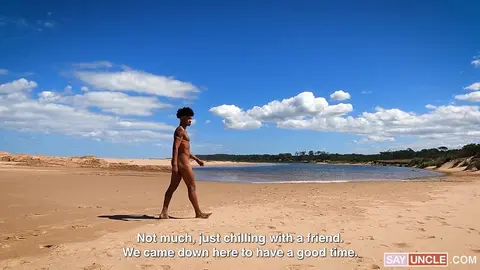 Après avoir baisé son ami gay, un hétéro laboure un étalon noir sur la plage