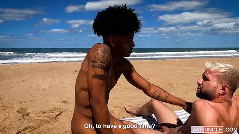 Après avoir baisé son ami gay, un hétéro laboure un étalon noir sur la plage