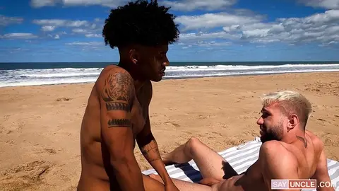 Après avoir baisé son ami gay, un hétéro laboure un étalon noir sur la plage