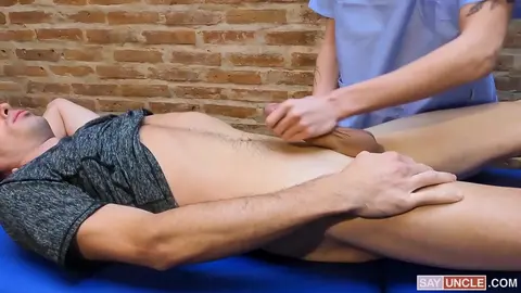 Le masseur frotte la bite du patient et se fait baiser en retour
