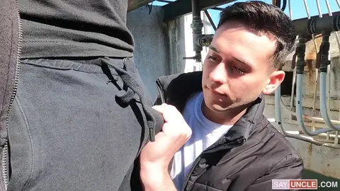 Il baise le twink sur le toit