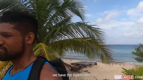 Coquins dans la forêt près de la plage