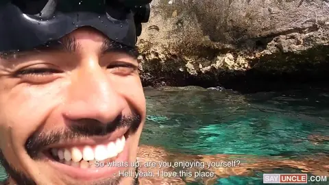 Une leçon de snorkeling très coquine