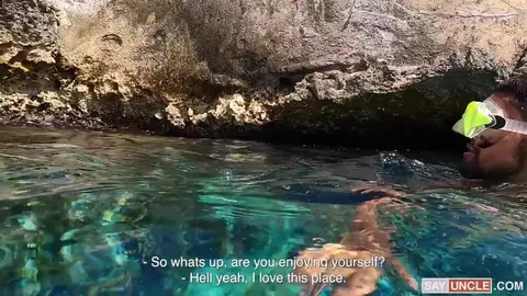 Une leçon de snorkeling très coquine