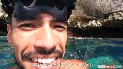 Une leçon de snorkeling très coquine