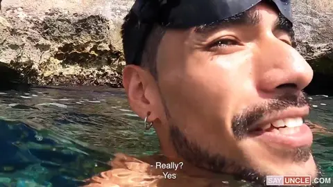 Une leçon de snorkeling très coquine