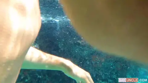 Une leçon de snorkeling très coquine