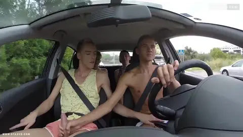 4 mecs en veulent au cul de ce blondinet