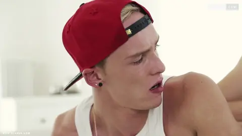 Jeune blond se fait marteler l'anus par un skater