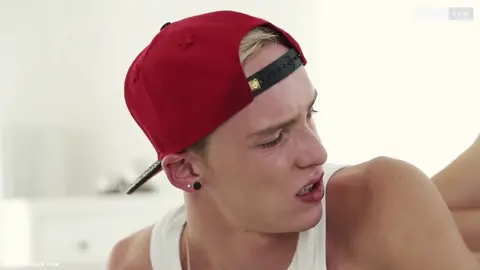 Jeune blond se fait marteler l'anus par un skater