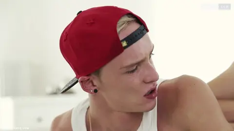 Jeune blond se fait marteler l'anus par un skater