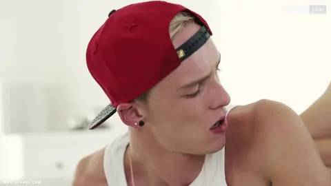 Jeune blond se fait marteler l'anus par un skater