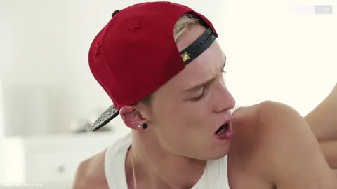 Jeune blond se fait marteler l'anus par un skater