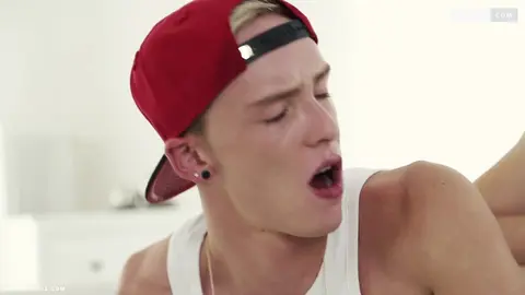 Jeune blond se fait marteler l'anus par un skater