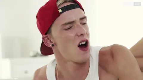 Jeune blond se fait marteler l'anus par un skater