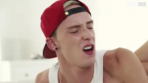 Jeune blond se fait marteler l'anus par un skater