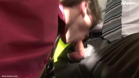 Jeune stagiaire baisé sur le bureau du patron