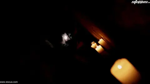 Le petit Johny Cruz se fait sérieusement étirer le trou du cul après une double pénétration !