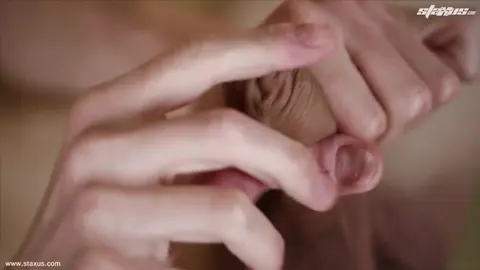 Julian Cooper excité se branle sa grosse queue non circoncise