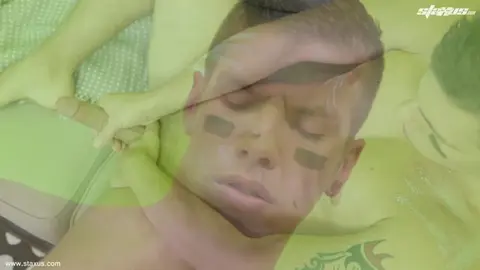 Paul Walker se branle avec sa belle grosse queue